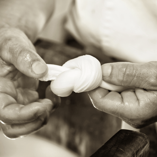 Nodino di mozzarella fior di latte fatto a mano €12,50/kg (3)